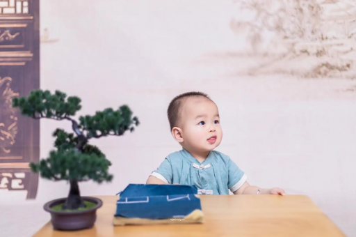 福安怀孕肚子中间凹两边凸